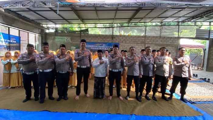 Polisi Kediri Ajar Keselamatan Berkendara Santri Ponpes