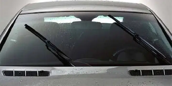 Rahasia Mengembalikan Kilau Kaca Mobil Kusam? Simak Caranya!