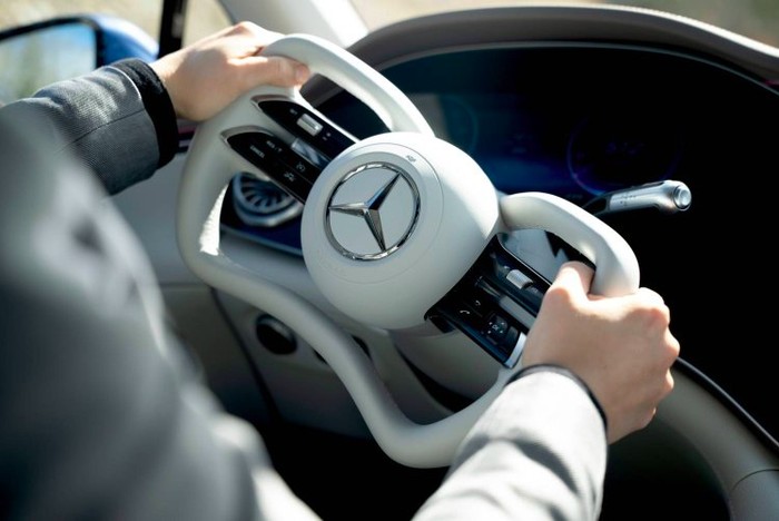 Setir Mercedes-Benz Futuristik: Mudah atau Sulit Parkir?