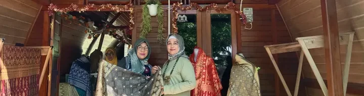 Songket Ramah Lingkungan: Pewarna Alami, Inovasi PTBA Memukau
