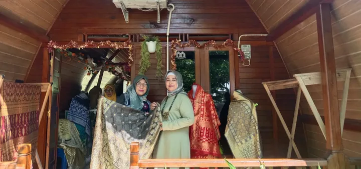 Songket Ramah Lingkungan: Pewarna Alami, Inovasi PTBA Memukau