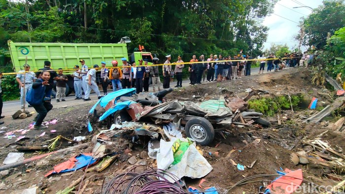 Truk Tanpa Izin Tabrak Angkot Purworejo: Korban Jiwa Berjatuhan