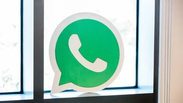 WhatsApp Resmi vs Modifikasi: 3 Risiko Fatal yang Harus Anda Hindari