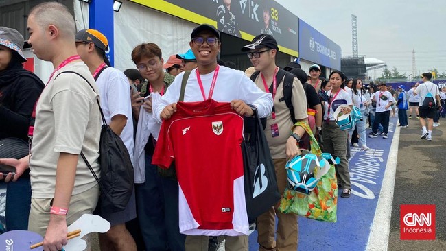 Antusiasme Tinggi: Garasi Pembalap Formula E Dibanjiri Jersey Timnas Indonesia