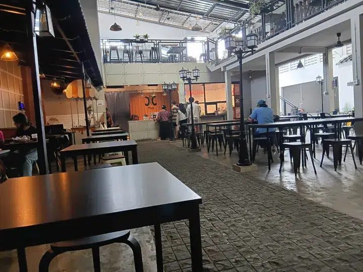 Cafe Manov Mojokerto: Sensasi Kuliner Unik di Jalan Surodinawan