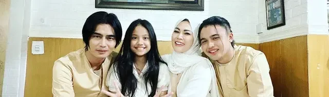 Kelulusan Anak Charly Van Houten: Momen Haru dan Bangga