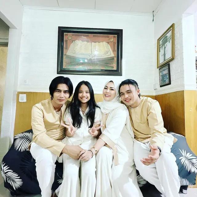 Kelulusan Anak Charly Van Houten: Momen Haru dan Bangga