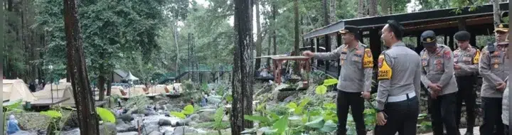 Polisi Jaga Wisata Jolotundo Nganjuk, Aman dan Tertib