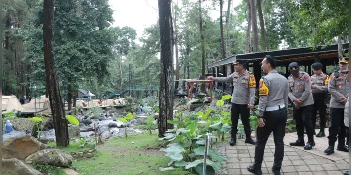 Polisi Jaga Wisata Jolotundo Nganjuk, Aman dan Tertib