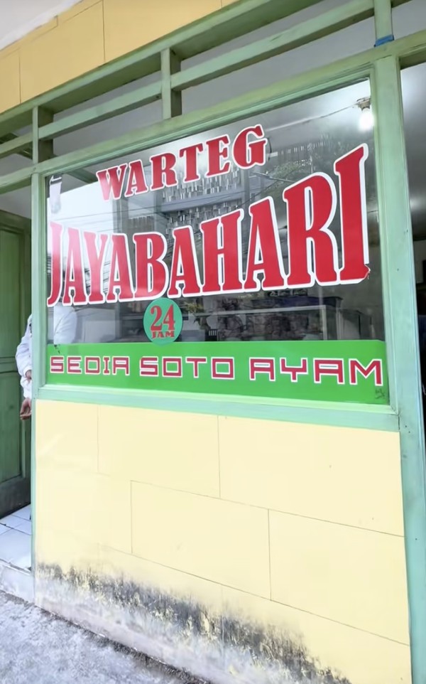 Ussy Sulistiawaty: Makan Siang Mewah di Warteg Bareng Anak-Anak