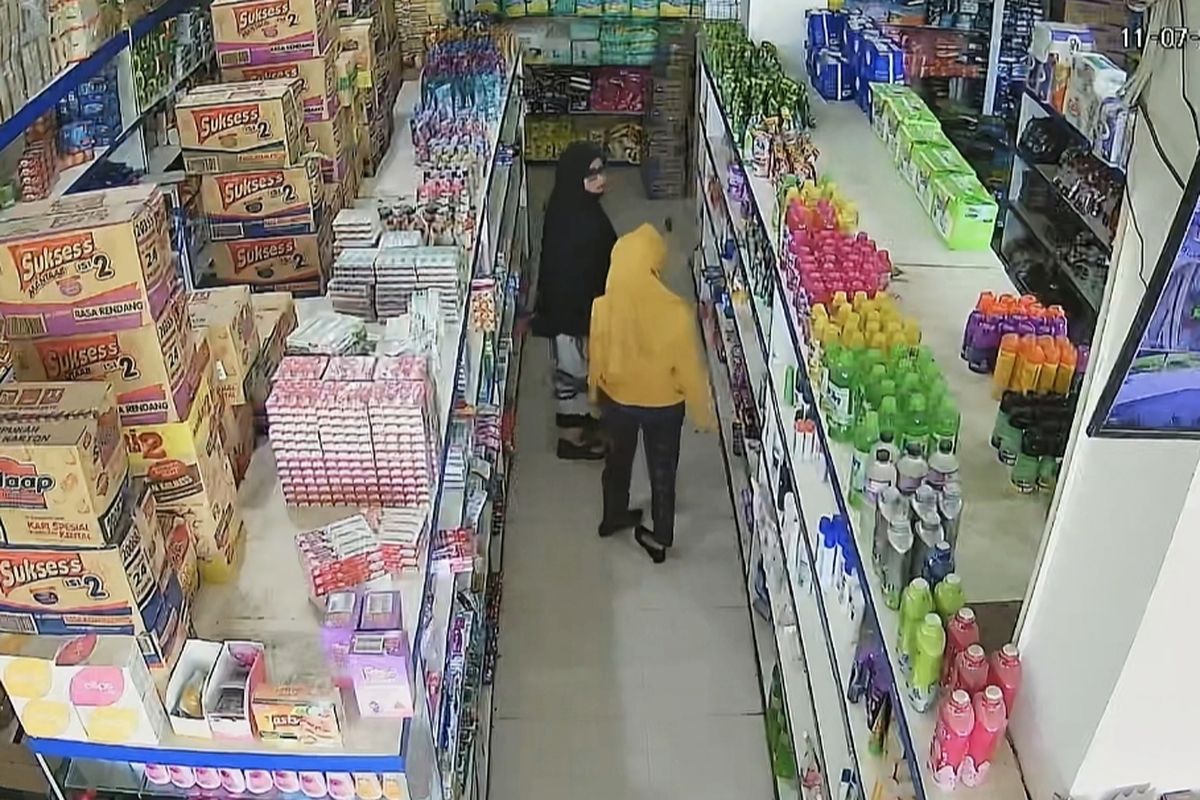 Aksi Nekat Ibu-ibu Curi Susu Bayi di CCTV Pamekasan