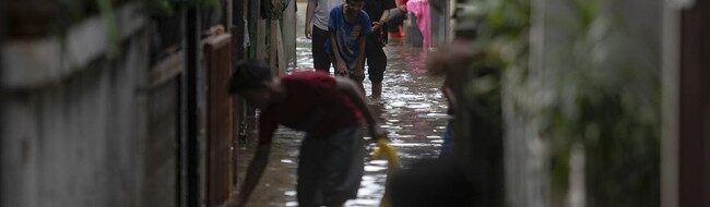 Banjir Jakarta: Kembangan Terendam, Air Satu Meter, Rabu Pagi