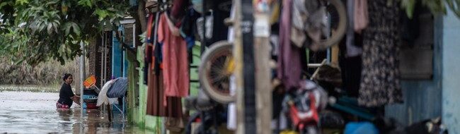 Banjir Karawang Lumpuhkan Delapan Desa, Air Menggenang Dua Meter