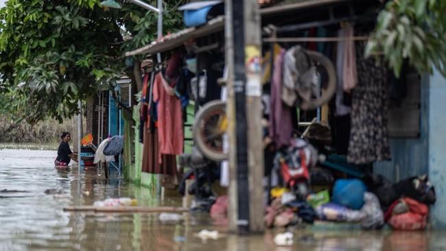 Banjir Karawang Lumpuhkan Delapan Desa, Air Menggenang Dua Meter