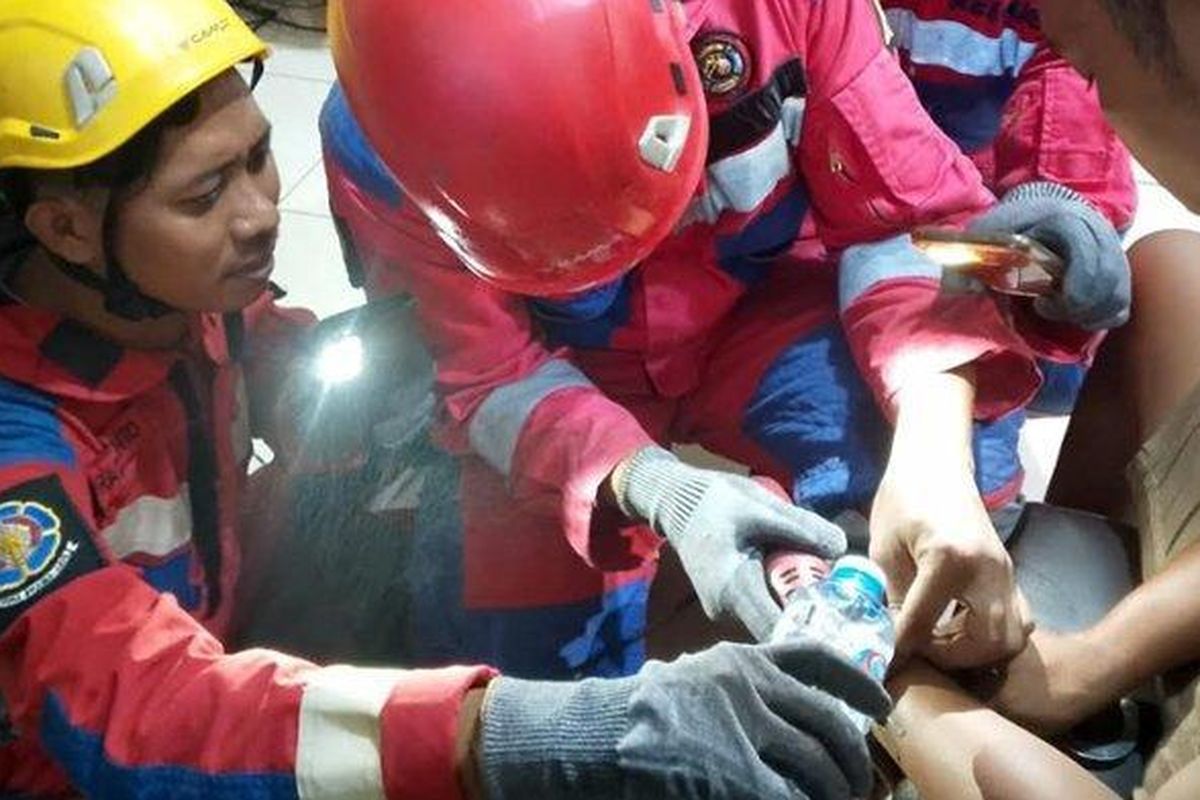 Borgol Tahanan Macet? Damkar Surabaya Turun Tangan!