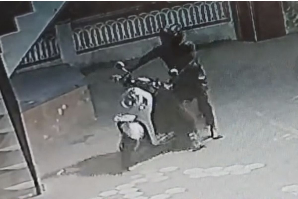 CCTV Rekam Maling Gasak Uang Kotak Amal Masjid Pamekasan