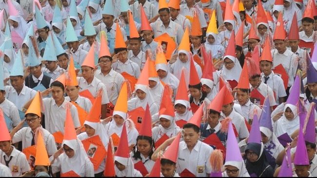 Kebijakan Demul 1 Kelas 50 Siswa: Kritik Pedas Pakar dan DPRD Menggema