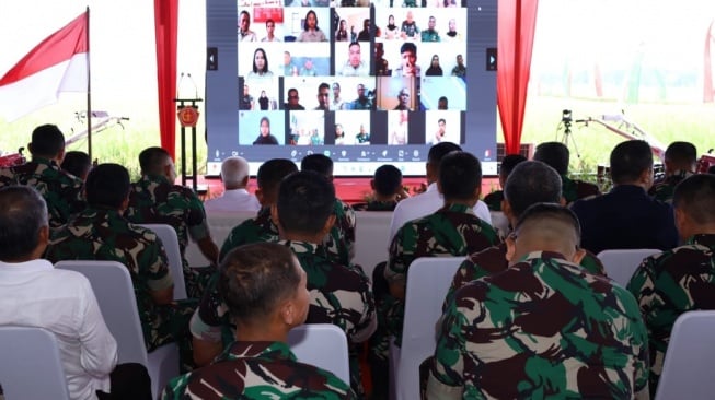 Panglima TNI Salurkan 40 Ton Beras untuk Makan Bergizi Gratis