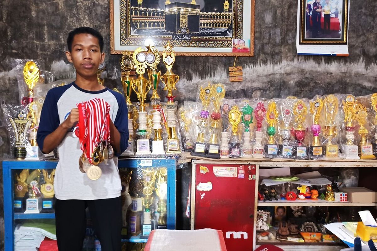 Rumah Sederhana Penuh Piala, Avan Bocah Penjual Es Dipuji Puspresnas