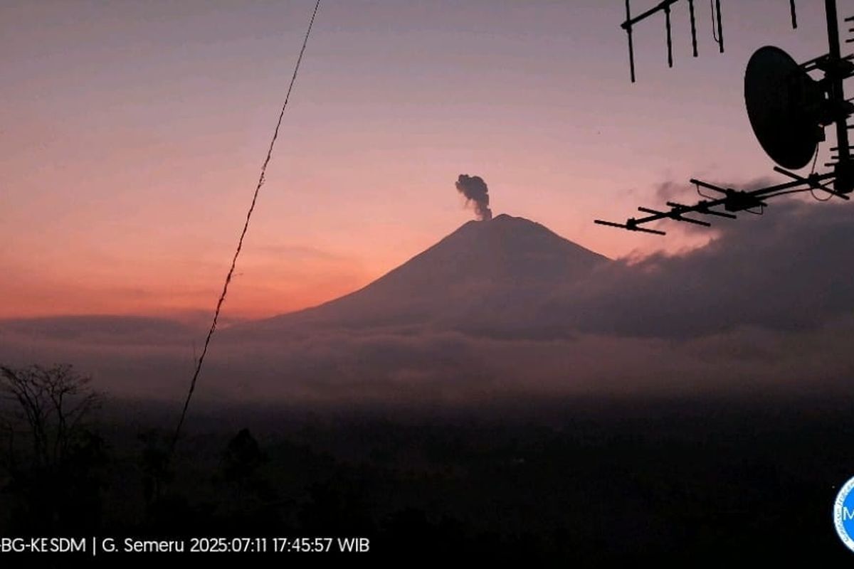 Semeru Erupsi Dahsyat: Kolom Abu 800 Meter Guyur Pronojiwo