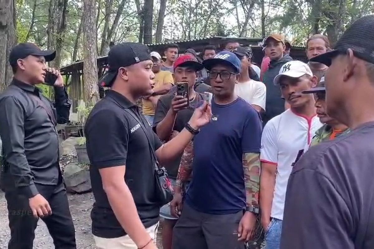 Sopir Truk Pasir Lumajang Blokir Jalan, Tolak SKAB Elektronik