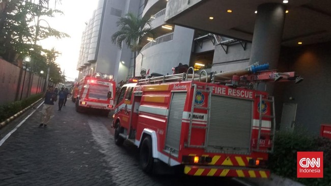 Tim Damkar Surabaya Bebaskan Tahanan dari Borgol Macet