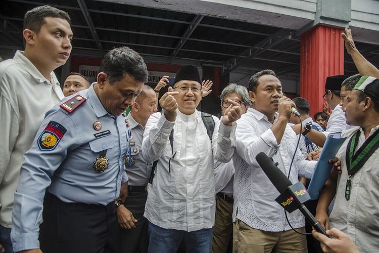 Anas Urbaningrum, mantan Ketua Umum Partai Demokrat, memberikan kode keras kepada Anies Baswedan usai terjerembap dalam perhelatan politik. Melalui akun X-nya, @anasurbaninggrum, Anas mengungkap tiga metode alternatif yang bisa ditempuh Anies untuk tetap berkontribusi dalam politik. 