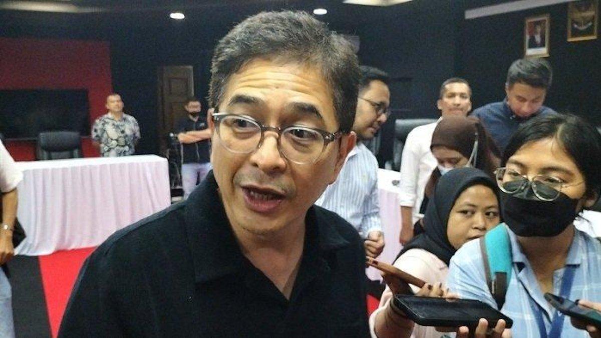 Tim pemenangan Bebas-Siti menduga ada pihak yang tidak siap kalah dalam Pilbup Polman. Hal ini terungkap setelah ditemukannya ketidaksempurnaan pada spanduk sosialisasi KPU yang tidak mencantumkan nomor urut pasangan Bebas-Siti.