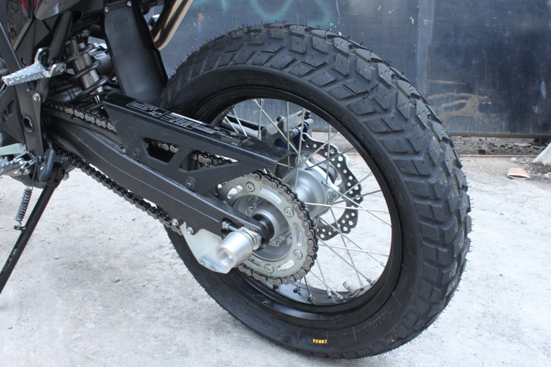 Gila! Motor Ini Pakai Ban Traktor, Ngebutnya Cuma 24 Km/Jam