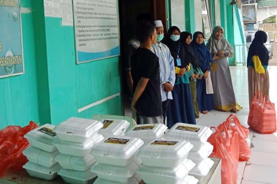 Relawan Muda Sehati Bagikan Makan Siang Gratis, Warga Antusias 