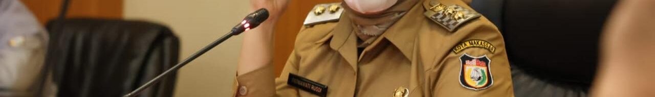 Fatmawati Rusdi, Calon Wakil Gubernur Sulsel, berbagi kisah inspiratif dengan generasi muda di Pinrang.  Fatma, yang dikenal sebagai istri dari Rusdi Masse, Anggota DPR RI, menceritakan perjalanan hidupnya yang penuh perjuangan. Ia menekankan pentingnya kerja keras dan komitmen dalam mencapai kesuksesan.