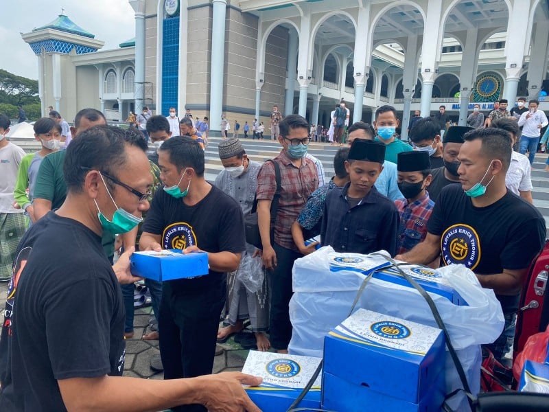 Relawan BESTI Bagikan Ratusan Snack di Masjid, Ini Alasannya