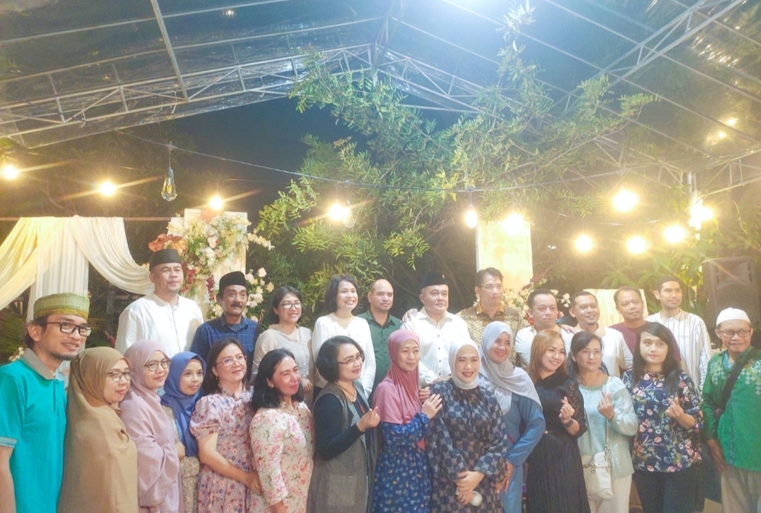 Tia Rahmania, kader PDIP yang terpilih sebagai Caleg DPR RI, dicopot dari jabatannya oleh partainya sendiri. Hal ini diungkapkan oleh Ferdinand Hutahean, seorang pengamat politik, yang menyebutnya sebagai hal biasa. 