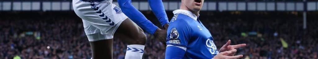 Man United Incar Bek Everton Lagi?