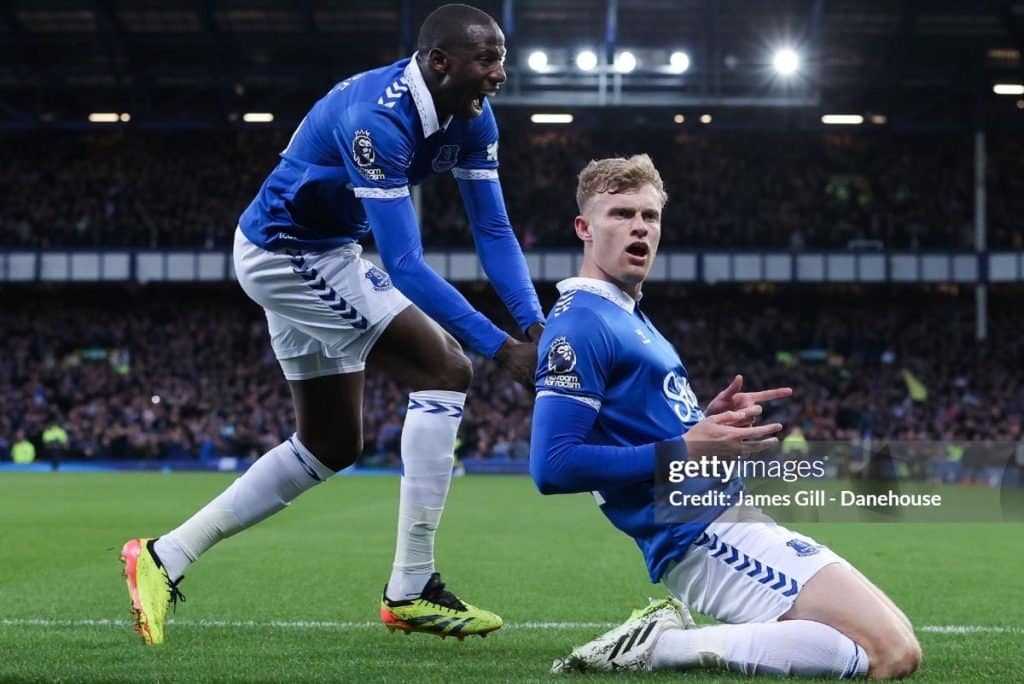 Man United Incar Bek Everton Lagi?