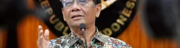Topreneur  Mahfud MD, pakar hukum tata negara, melontarkan pesan menohok kepada para penguasa. Ia memberikan pilihan yang tak terelakkan: turun dengan manis atau pahit.