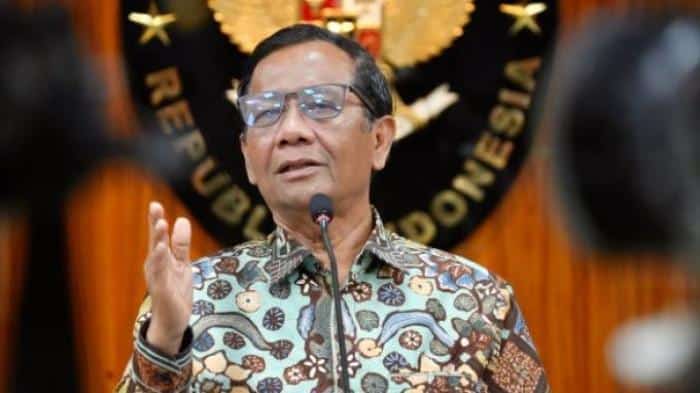 Topreneur Mahfud MD, pakar hukum tata negara, melontarkan pesan menohok kepada para penguasa. Ia memberikan pilihan yang tak terelakkan: turun dengan manis atau pahit. 