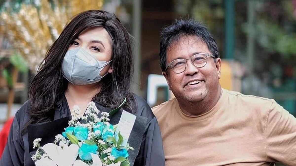 Para pemain Si Doel Anak Sekolahan ikut mendampingi Pramono Anung-Rano Karno dalam debat Cagub-Cawagub Jakarta 2024.  Pramono Anung dan Rano Karno, pasangan calon gubernur dan wakil gubernur DKI Jakarta,  tampak ditemani para pemain 'Si Doel Anak Sekolahan' saat tiba di lokasi debat perdana di Jiexpo, Kemayoran, Jakarta Pusat, Minggu (6/10). 