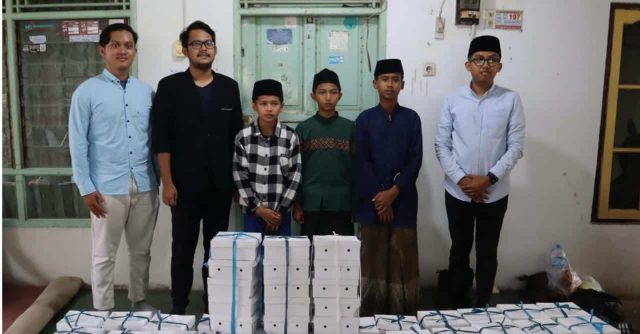 Seto Bagikan Susu Gratis, Dukung Program Prabowo