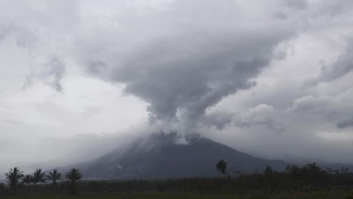 Gunung Semeru Kembali Bergemuruh, Erupsi Terjadi 5 Kali Pagi Ini!