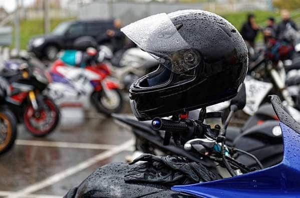 Helm Basah, Fungsi Berkurang? Ini Cara Merawatnya di Musim Hujan!