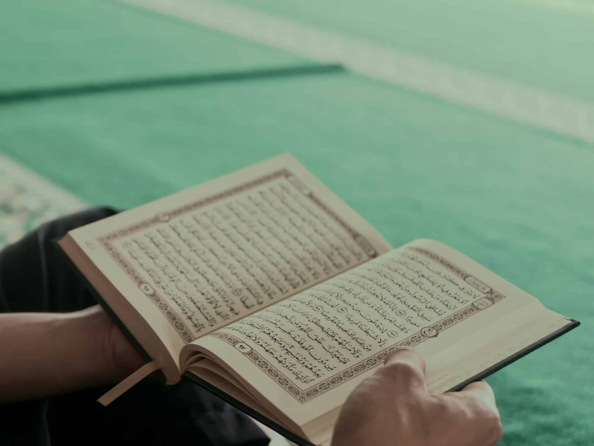 20 Contoh Bacaan Iqlab dalam Al-Qur'an Lengkap dengan Cara Membacanya