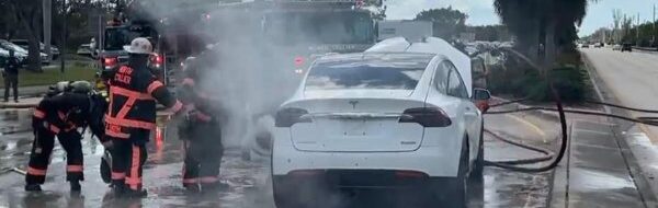 Truk Baterai Mobil Listrik Terbakar 2 Hari, Jembatan LA Ditutup!