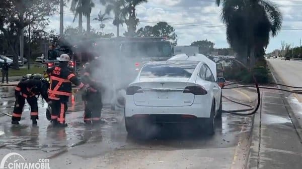 Truk Baterai Mobil Listrik Terbakar 2 Hari, Jembatan LA Ditutup!