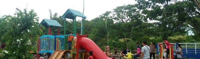 Menikmati Kesegaran di Tengah Kota: Taman Cahaya Surabaya, Oase Hijau yang Menyegarkan