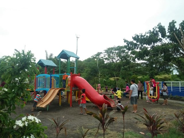 Menikmati Kesegaran di Tengah Kota: Taman Cahaya Surabaya, Oase Hijau yang Menyegarkan